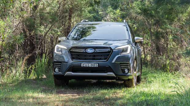 Subaru Forester 2.5i-S 2023 off road front trees 2