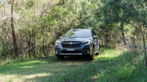 Subaru Forester 2.5i-S 2023 off road front trees 3