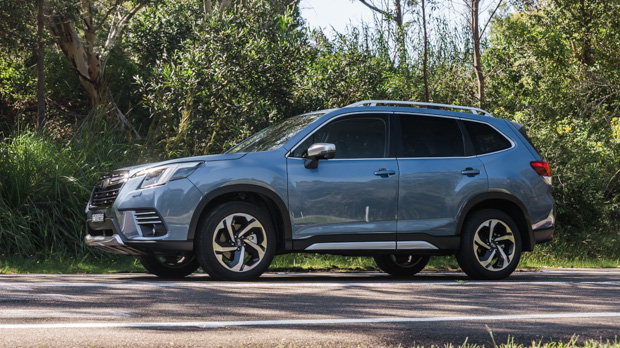 Subaru Forester 2.5i-S 2023 front 3/4 low