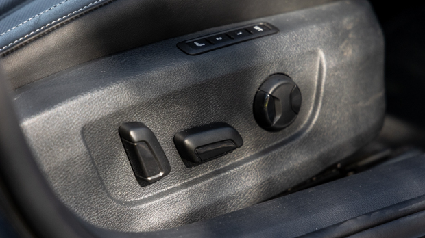 Skoda Superb 206TSI Sportline 2023 seat buttons