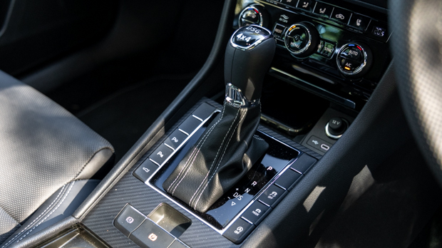 Skoda Superb 206TSI Sportline 2023 shifter