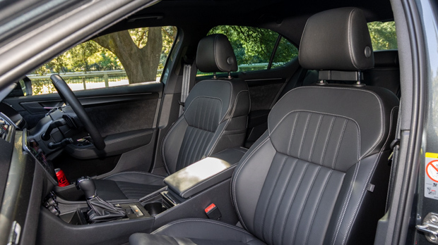 Skoda Superb 206TSI Sportline 2023 front seat