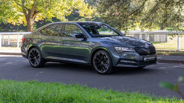Skoda Superb 206TSI Sportline 2023 front 3/4 side
