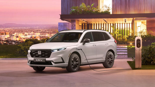 2023 Honda CR-V PHEV front 3/4 charging