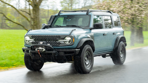 Ford Bronco Everglades 2023 driving front 3/4