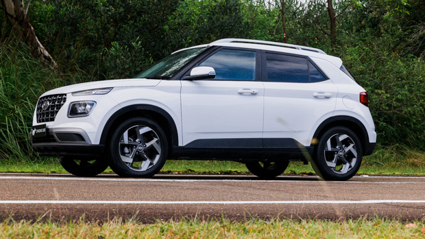 Hyundai Venue Elite 2023 front 3/4 low