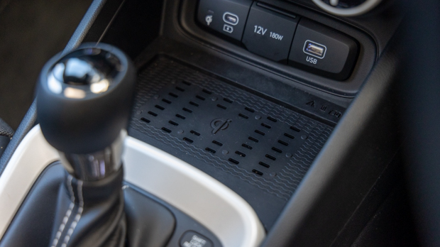 Hyundai Venue Elite 2023 charging pad