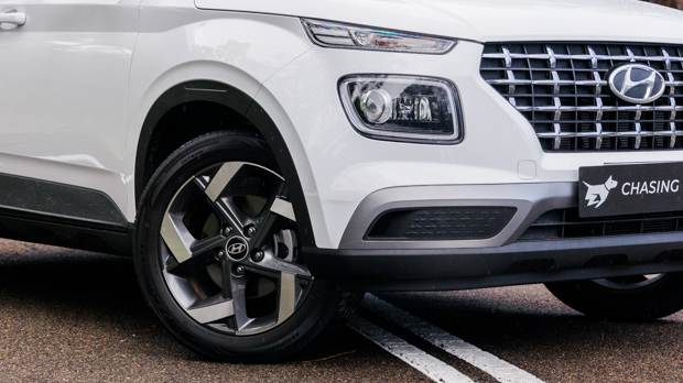 Hyundai Venue Elite 2023 front 3/4 close