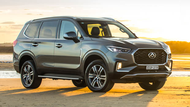 LDV D90 SUV front 3/4 static sun in background