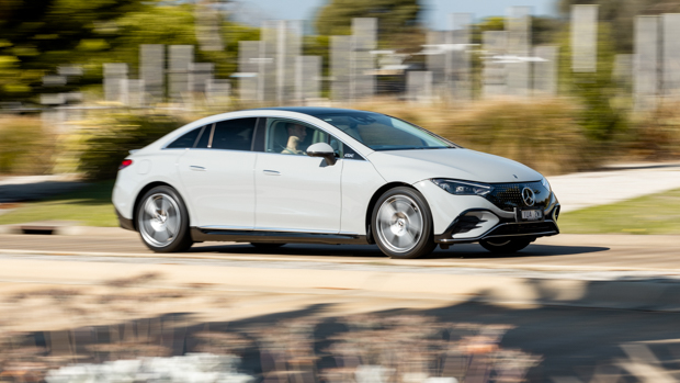 Mercedes-Benz EQE 350 Aus 2023 front 3/4 urban