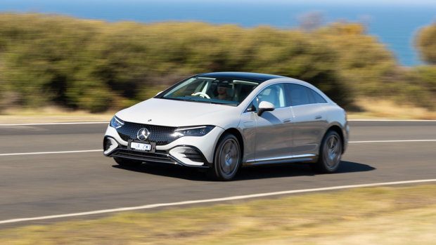 Mercedes-Benz EQE 350 Aus 2023 front 3/4 urban 3
