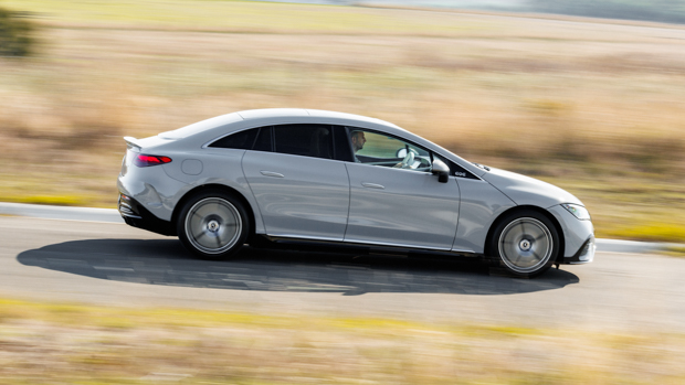 Mercedes-Benz EQE 350 Aus 2023 side urban
