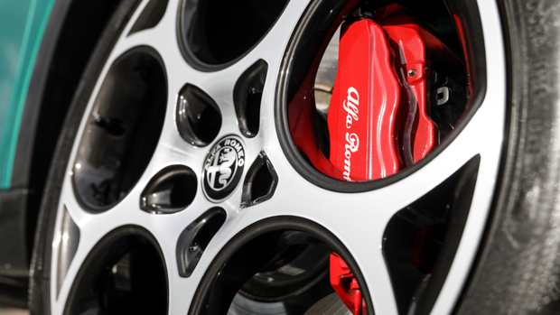 Alfa Romeo Tonale Veloce 2023 close up wheel