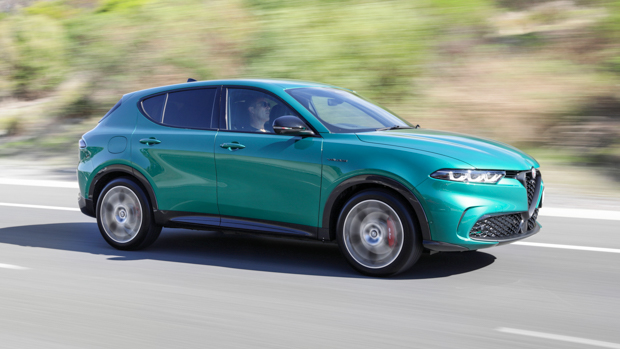 Alfa Romeo Tonale Veloce 2023 front 3/4 driving