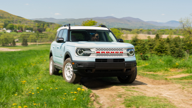 Ford Bronco Sport Heritage Edition 2023 front 3/4 driving