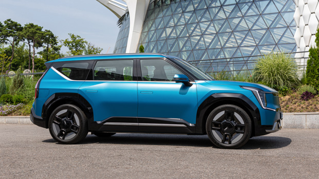 Kia EV9 GT-Line 2024 front 3/4 3