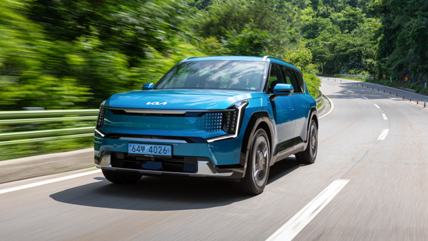 Kia EV9 GT-Line 2024 driving front 3/4
