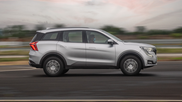 Mahindra XUV7OO 2023 side