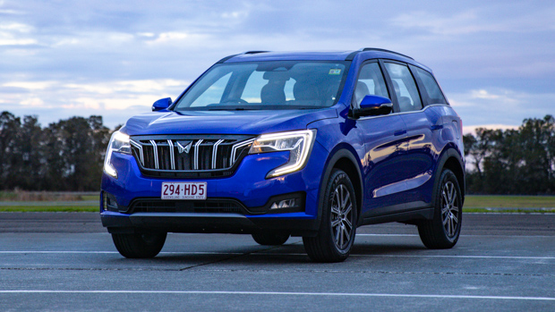 Mahindra XUV7OO 2023 front 3/4