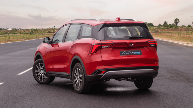 Mahindra XUV7OO 2023 rear 3/4