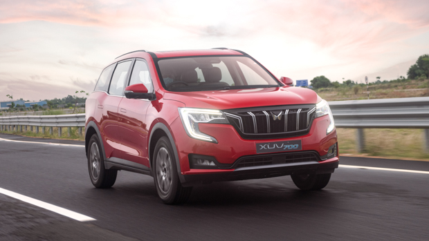 Mahindra XUV7OO 2023 front 3/4