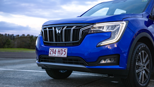 Mahindra XUV7OO 2023 front 3/4 close