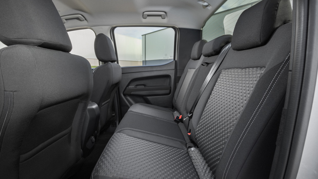 Volkswagen Amarok 2023 Life back seats
