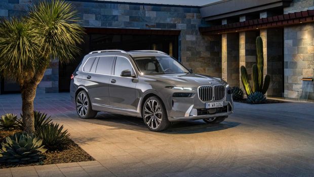 BMW X7 xDrive40i 2023 front 3/4 night