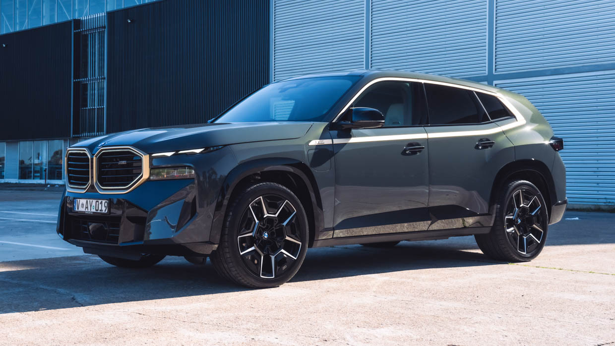 BMW XM 2023 front 3/4 3