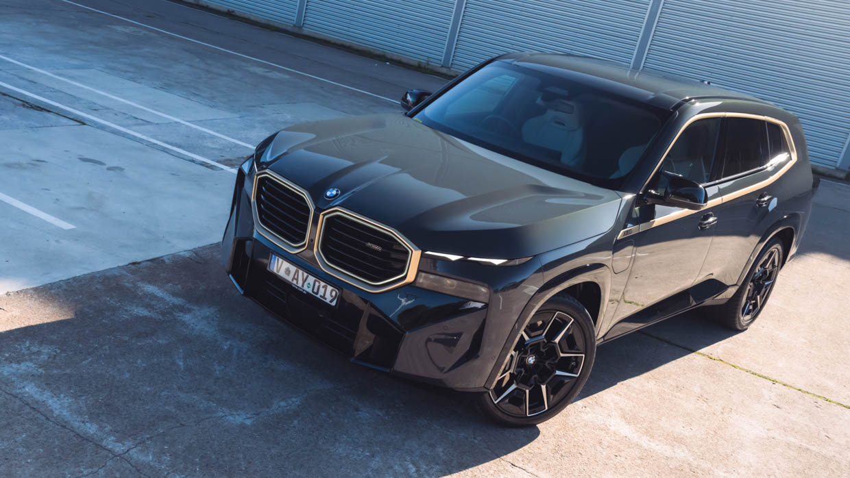 BMW XM 2023 front 3/4 2