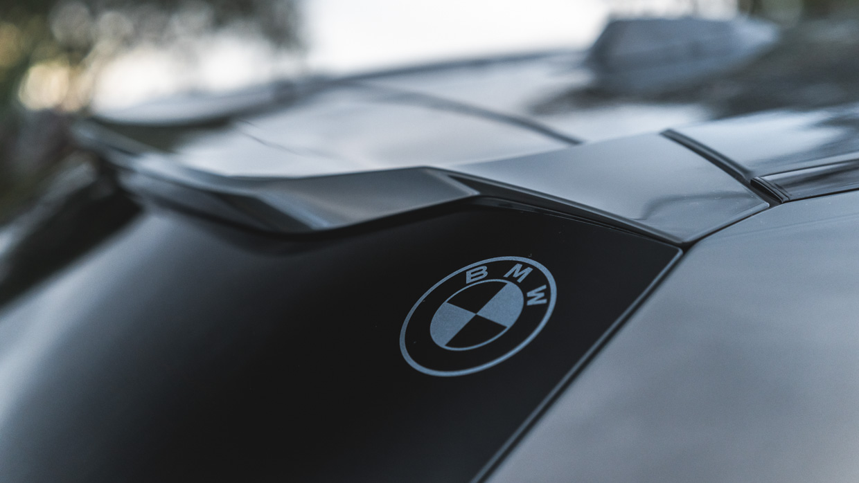 BMW XM 2023 spoiler logo
