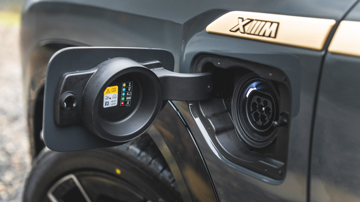 BMW XM 2023 plug