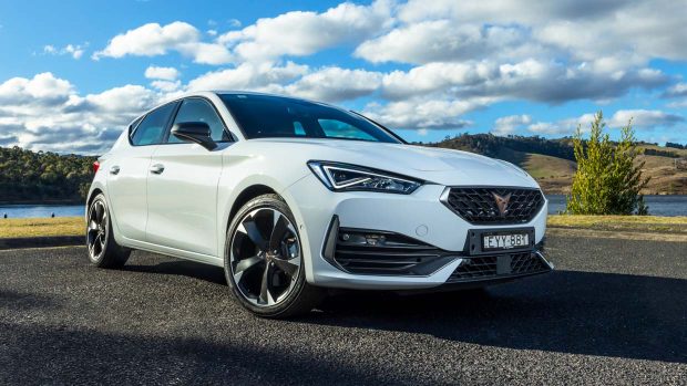 Cupra Leon V 2023 front 3/4 close 2