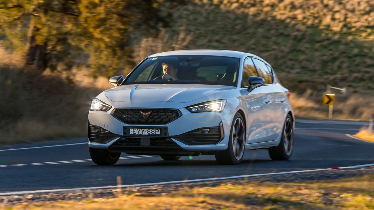 Cupra Leon V 2023 driving front 3/4