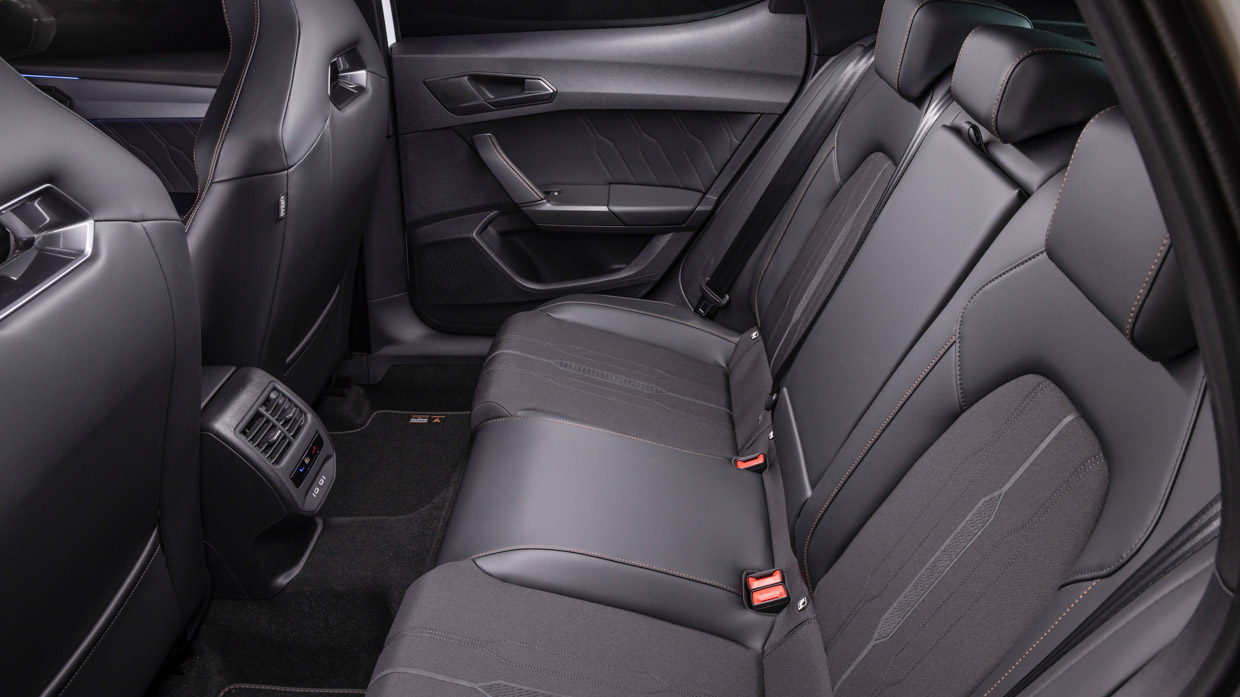 Cupra Leon V 2023 back seat