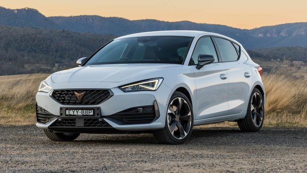 Cupra Leon V 2023 front 3/4 2