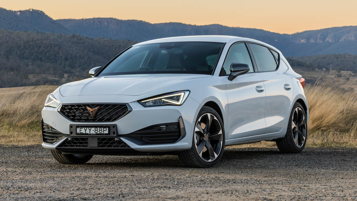 Cupra Leon V 2023 front 3/4 2