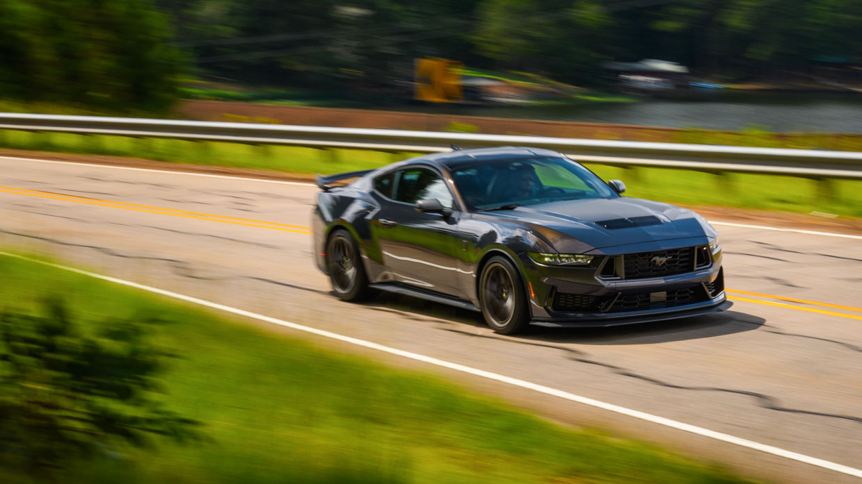 Ford Mustang Dark Horse 2024 driving far