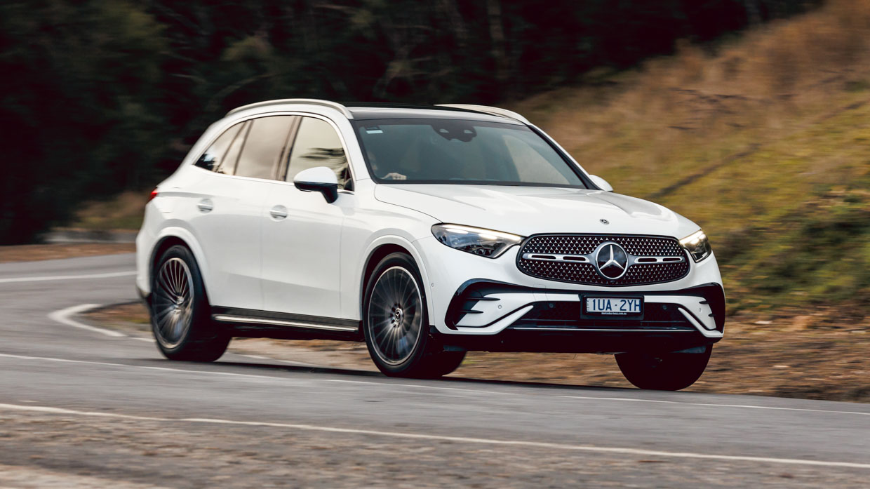 Mercedes-Benz GLC 300 4Matic 2023 driving corner