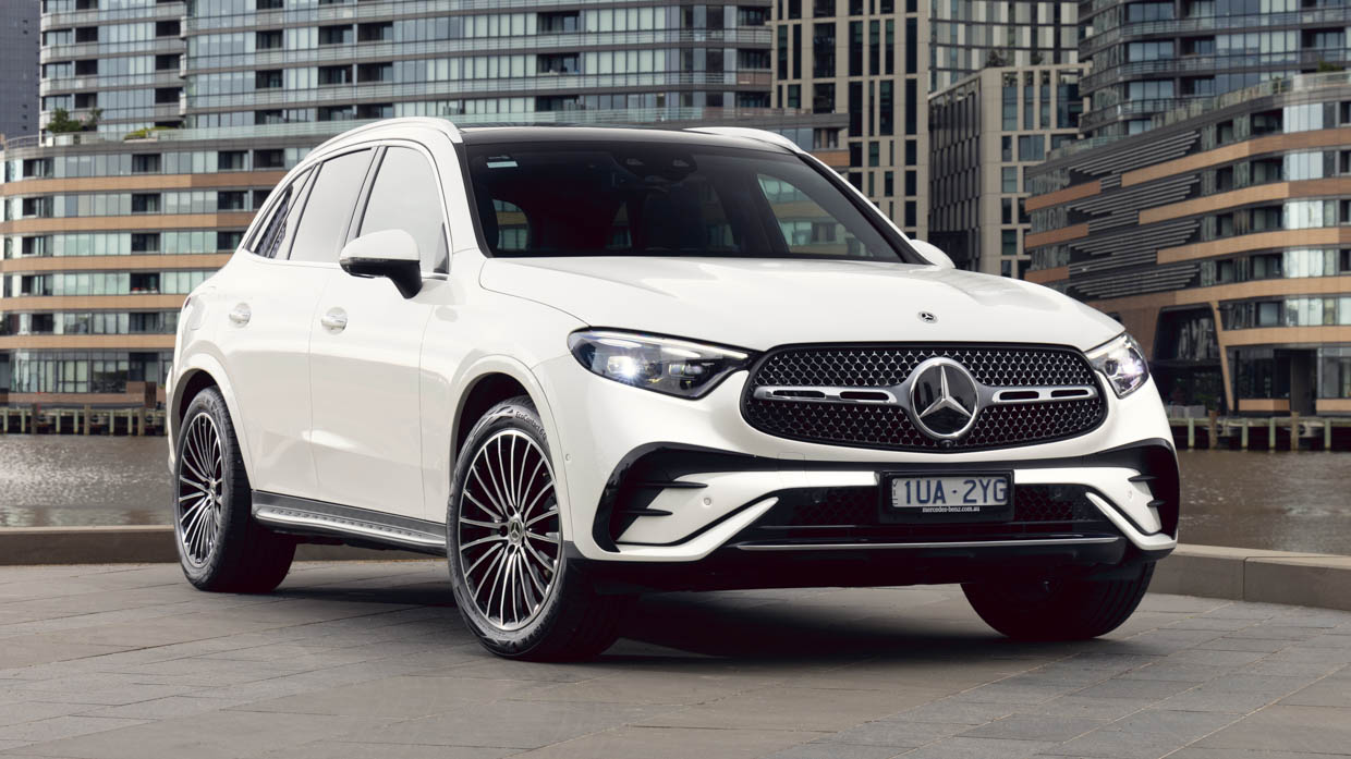 Mercedes-Benz GLC 300 4Matic 2023 front 3/4 city