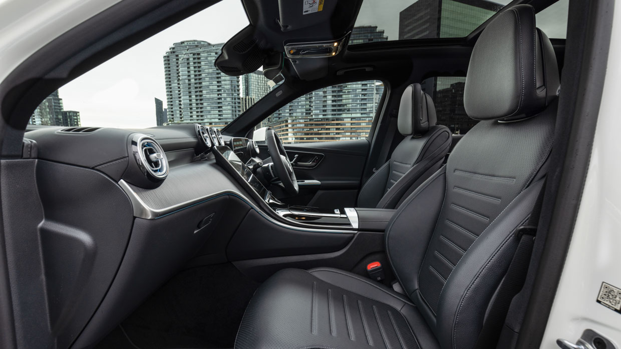 Mercedes-Benz GLC 300 4Matic 2023 front seats