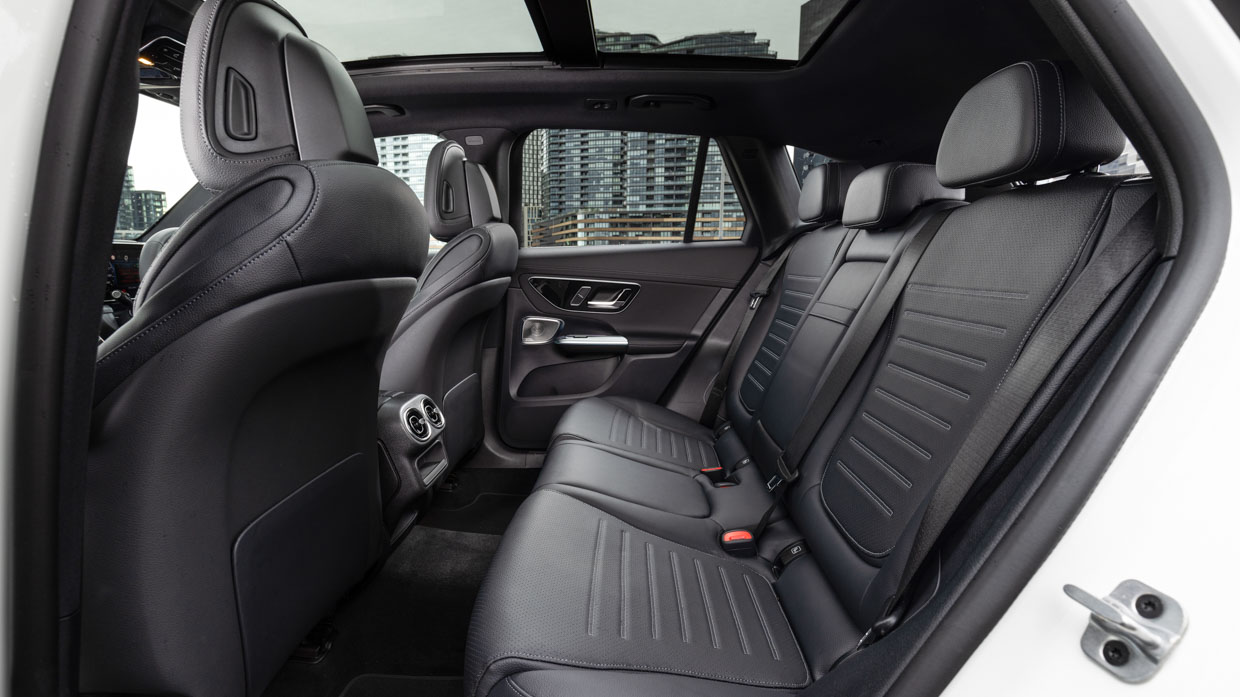 Mercedes-Benz GLC 300 4Matic 2023 back seats