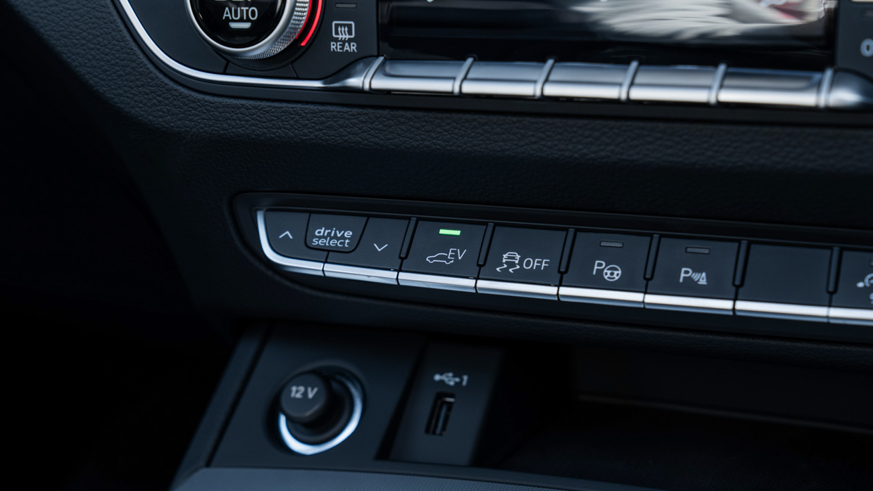Audi Q5 55 TFSIe 2023 buttons