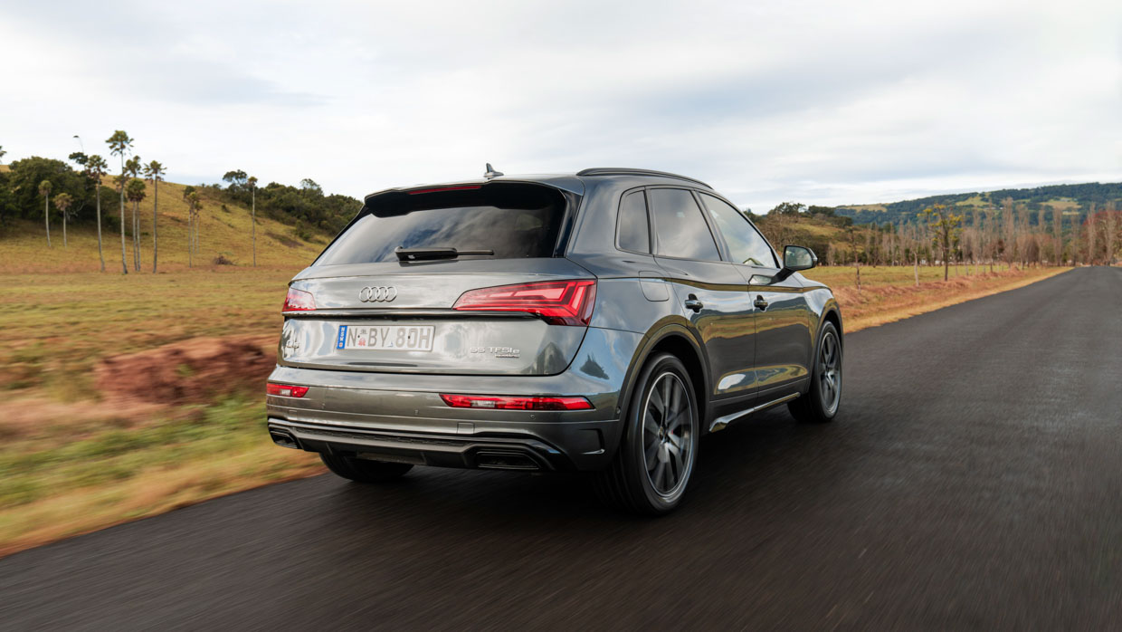 Audi Q5 55 TFSIe 2023 driving rear 4