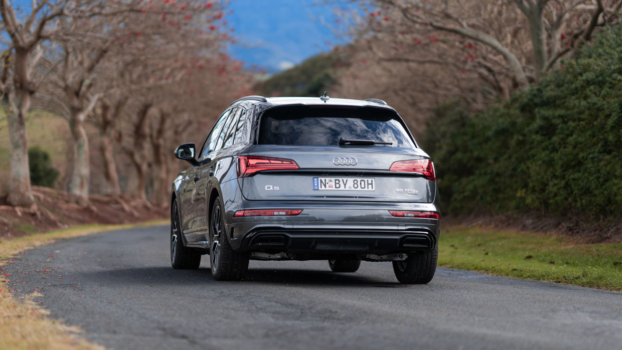 Audi Q5 55 TFSIe 2023 driving rear 3