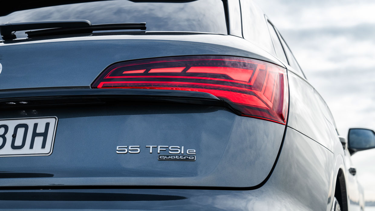 Audi Q5 55 TFSIe 2023 badge rear
