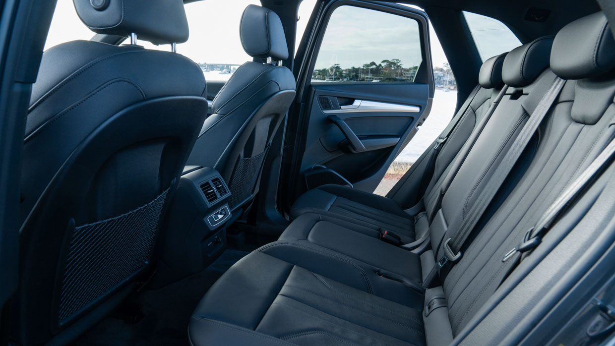 Audi Q5 55 TFSIe 2023 back seat