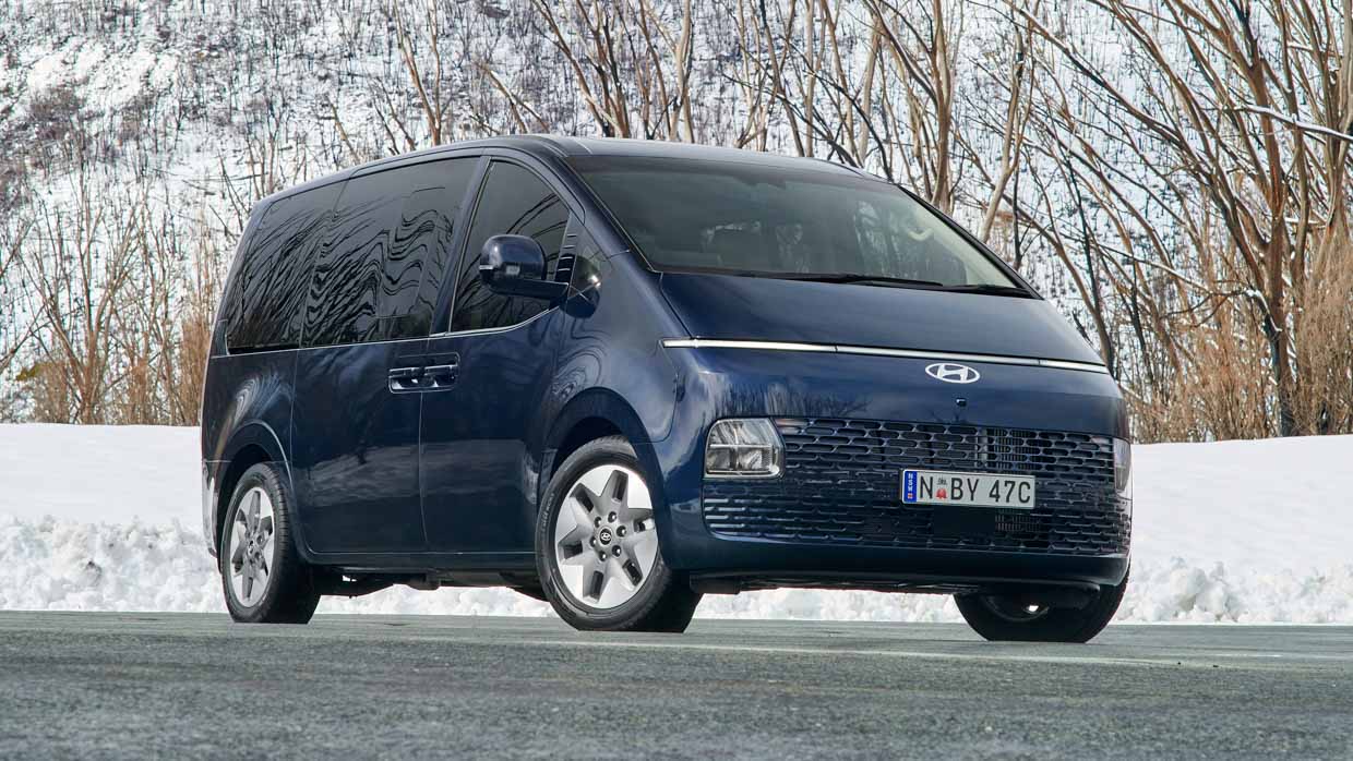 Hyundai Staria Highlander diesel 2021 front 3/4 snow 2