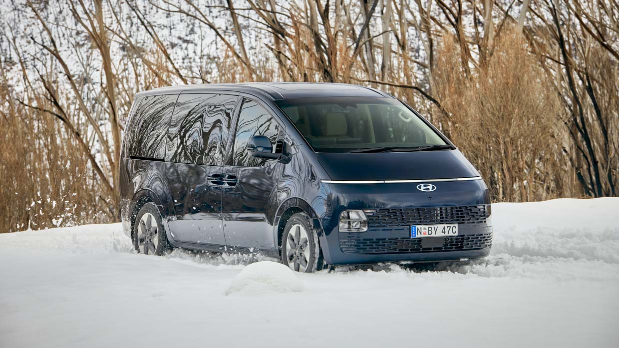 Hyundai Staria Highlander diesel 2021 front 3/4 snow