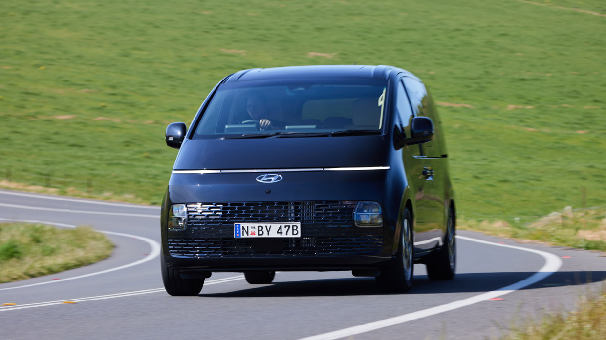 Hyundai Staria Highlander diesel 2021 driving front 3/4